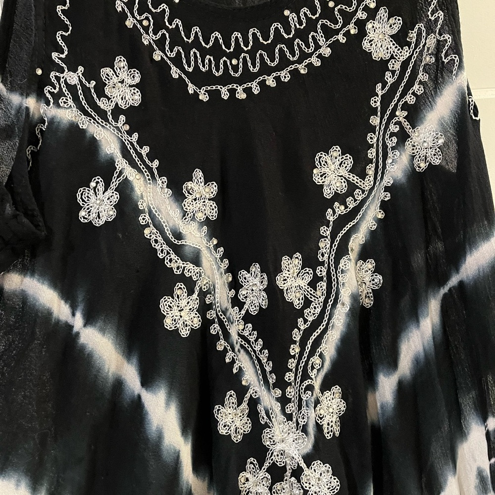 Black and White Embellished Tie-Dye Sleeveless Dress - Picture 4 of 5